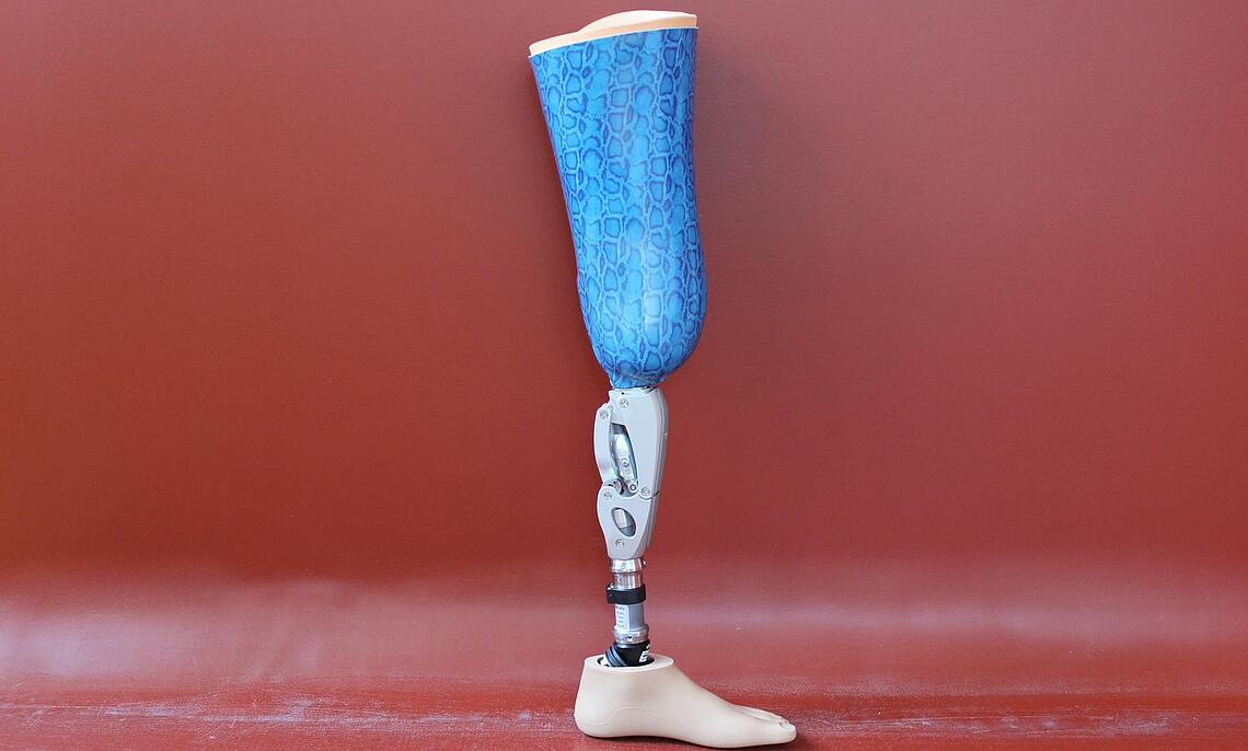 wasserfeste Knieexartikulationsprothese mit blauem, Oberschenkelschaftim Tiger-Look