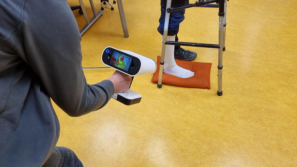 Scannen eines Fußes im Stand mit dem Artec LEO 3D-Scanner