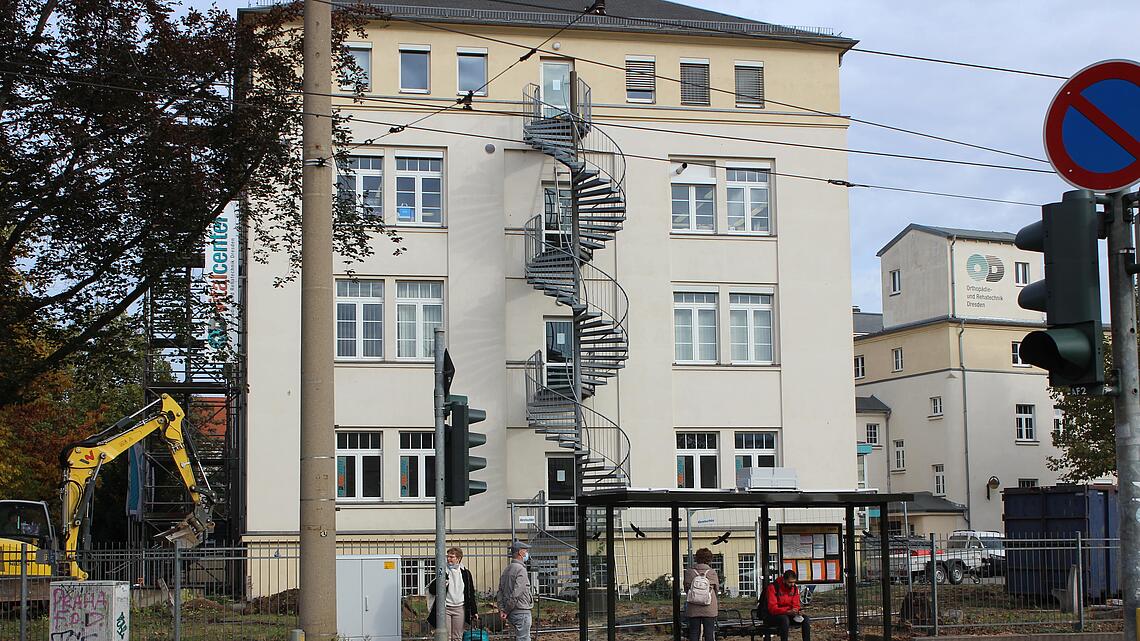 Demontage der Nottreppe für den neuen Anbau Fetscherstraße