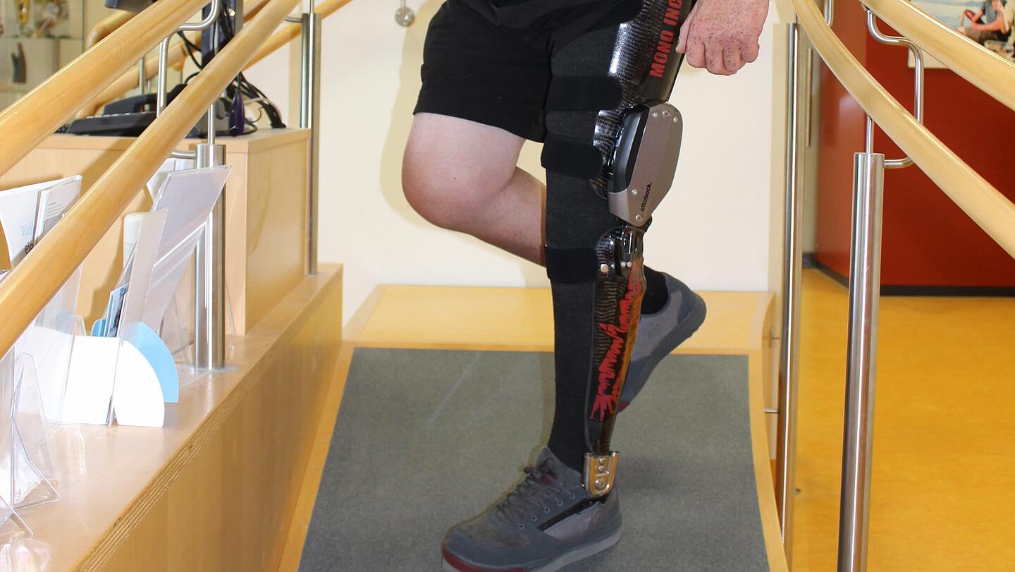 Laufen mit C-Brace-Versorgung an Schräge