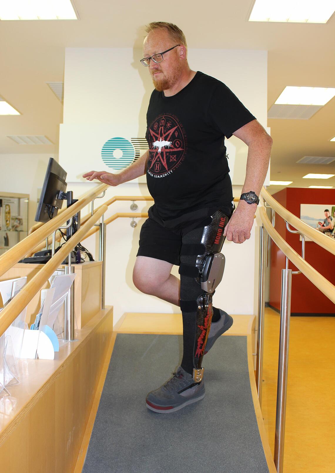 Laufen mit C-Brace-Versorgung an Schräge