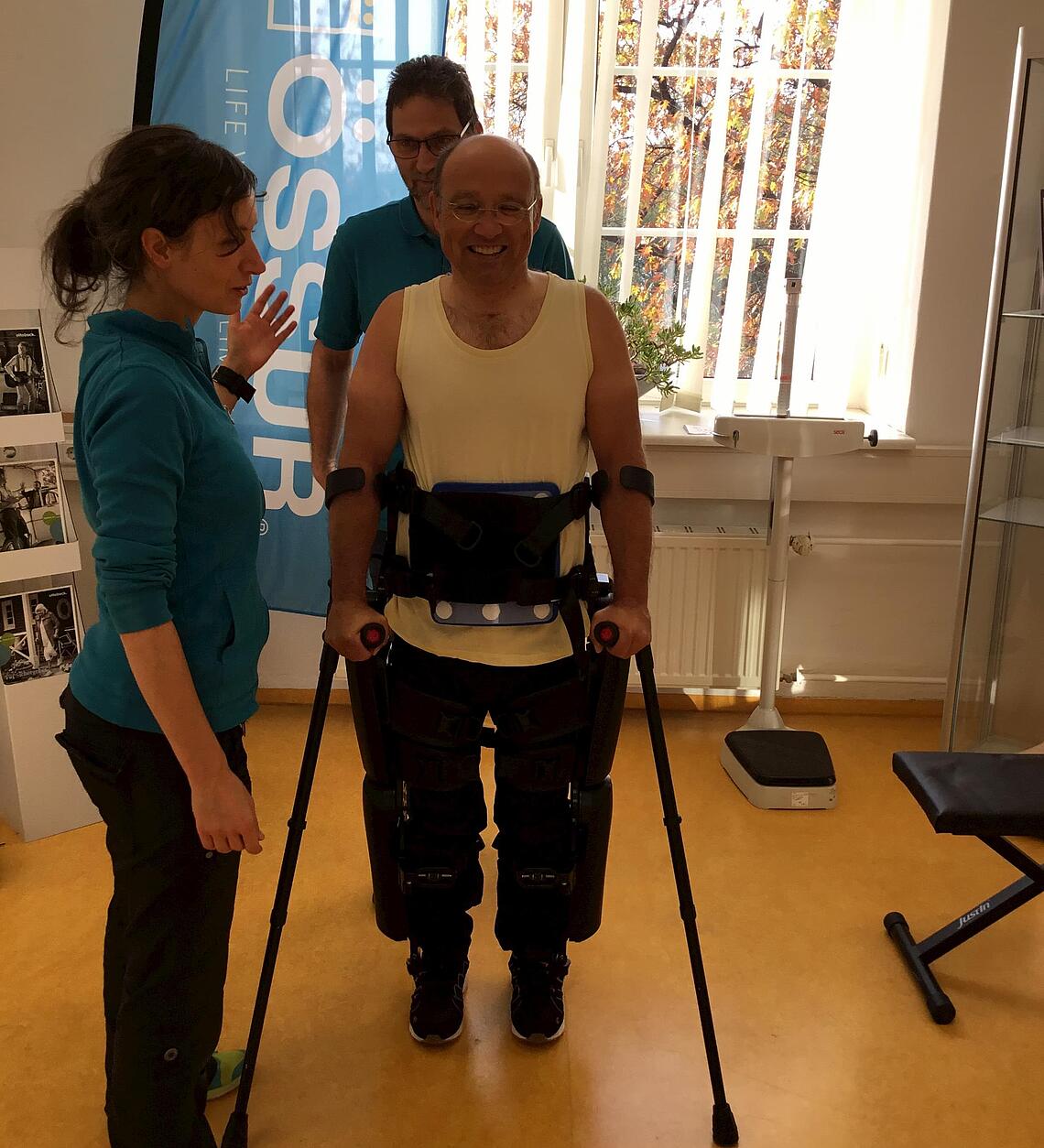 Freude beim Einsatz des Exoskelett - endlich wieder stehen