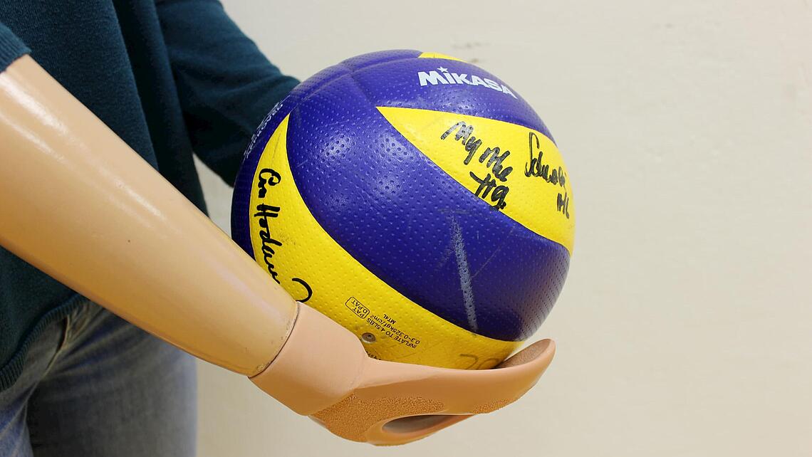 Unterarmprothese mit Barrage-Volleyballhand, die einen Volleyball hält