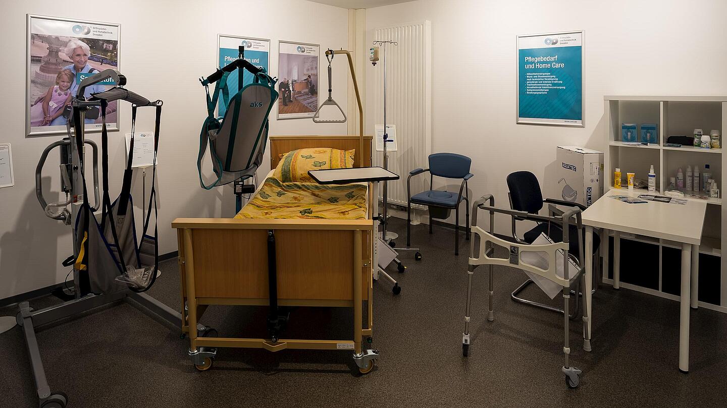 Hilfsmittel wir Pflegebett und Aufstehhilfen zur häuslichen Pflege