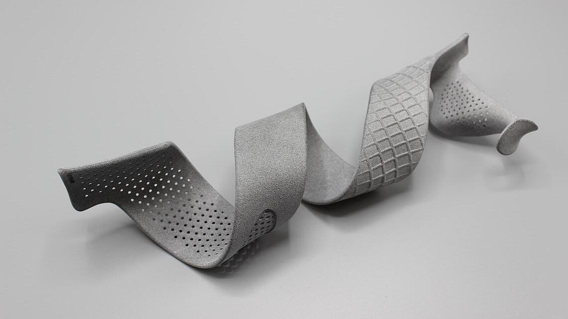 graue Spiralorthese zur Korrektur und Stabilisierung des Handgelenkes aus dem 3D-Drucker