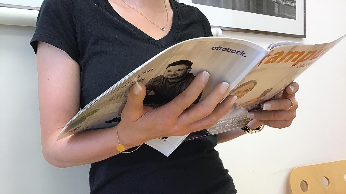 Silikon-Fingerprothesen an Frau die Zeitung liest 