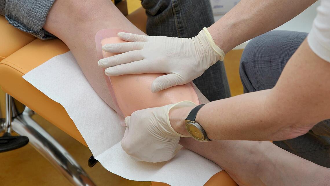 Wunde mit Pflaster steril abdecken und versorgen