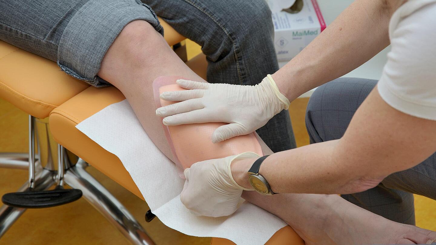 Wunde mit Pflaster steril abdecken und versorgen