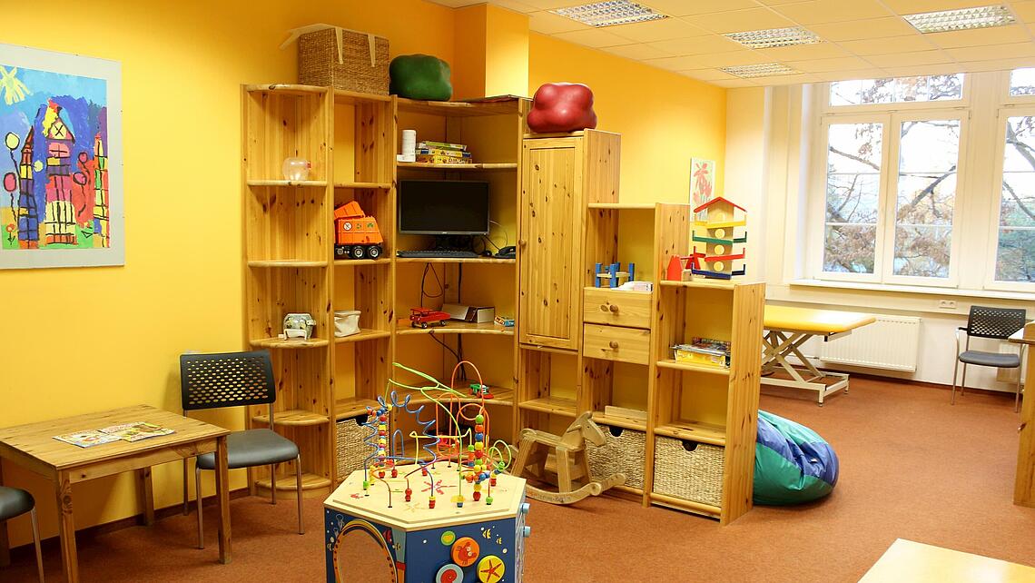der extra eingerichtete Bereich, in dem die Kinder auf Ihre Versorgung bzw. Termine warten
