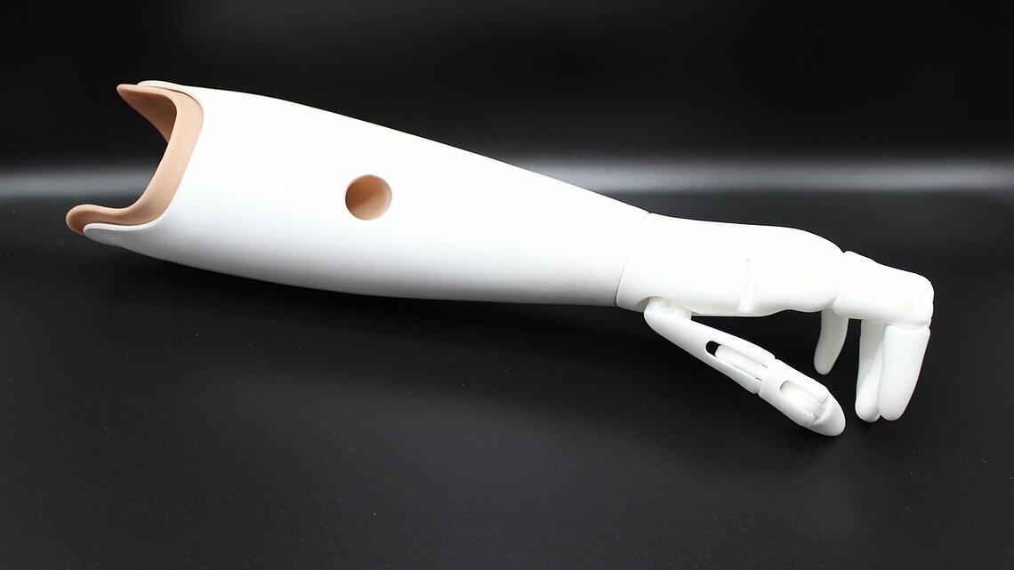weiße, passive Unterarmprothese aus dem 3D-Drucker ohne kosmetischen Überzug