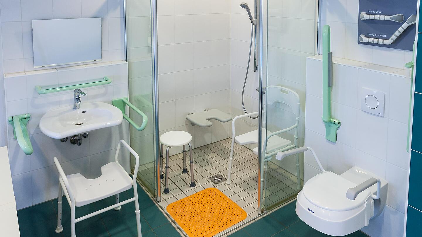 Ausstellung von Hilfsmittels für Bad und WC wie Sitzhocker und Haltegriffe