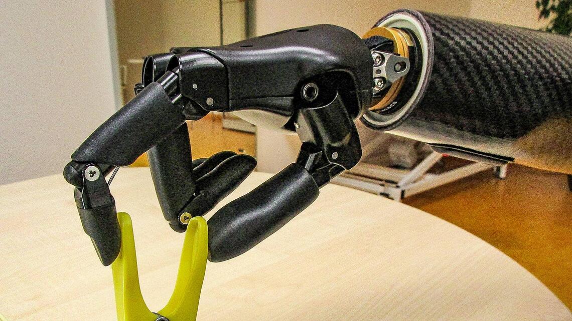 Handprothese greift eine stehende Klammer bei der Prothesen-Gebrauchsschulung