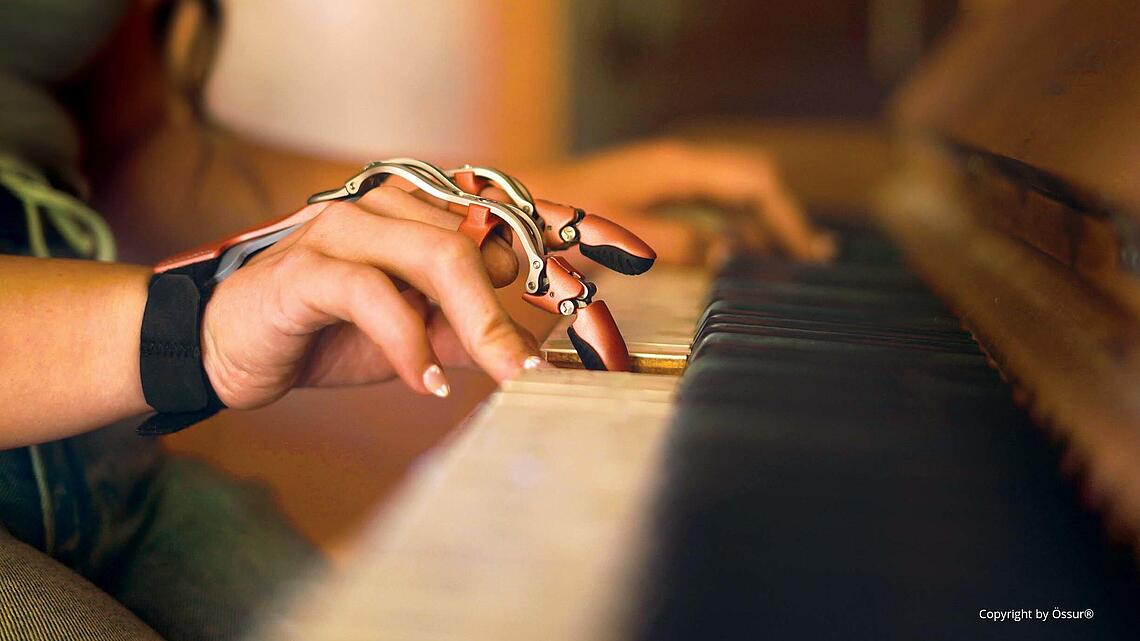 Hand mit Naked Prosthetics, die ein Klavier spielt © Copyrights by Össur hf