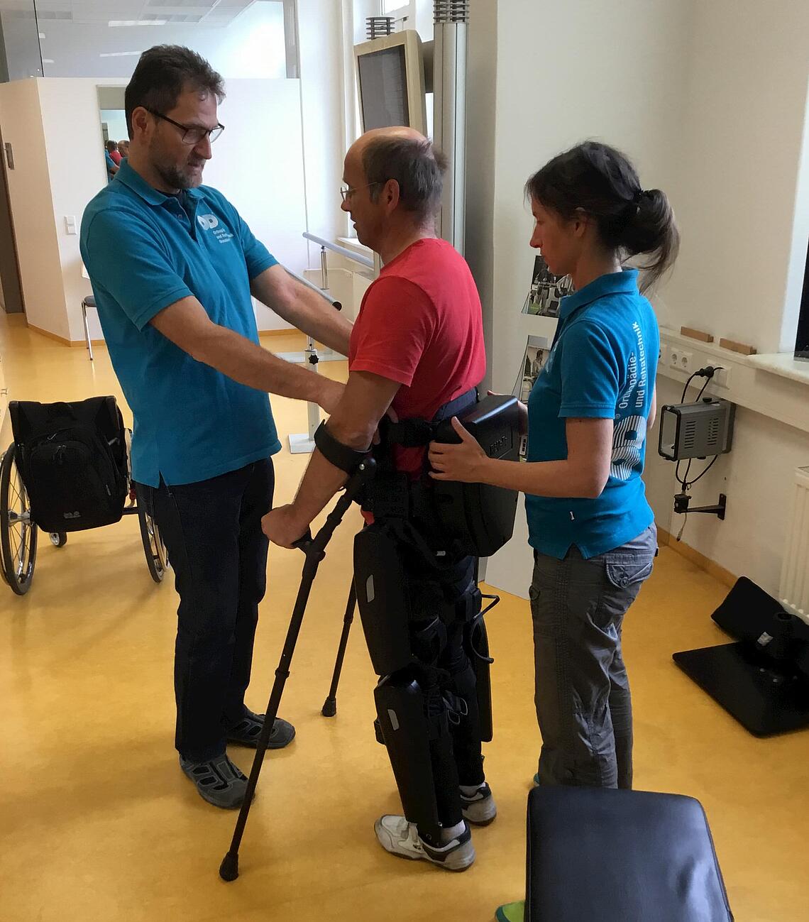 Das Stehen mit angezogenem Exoskelett von Rewalk