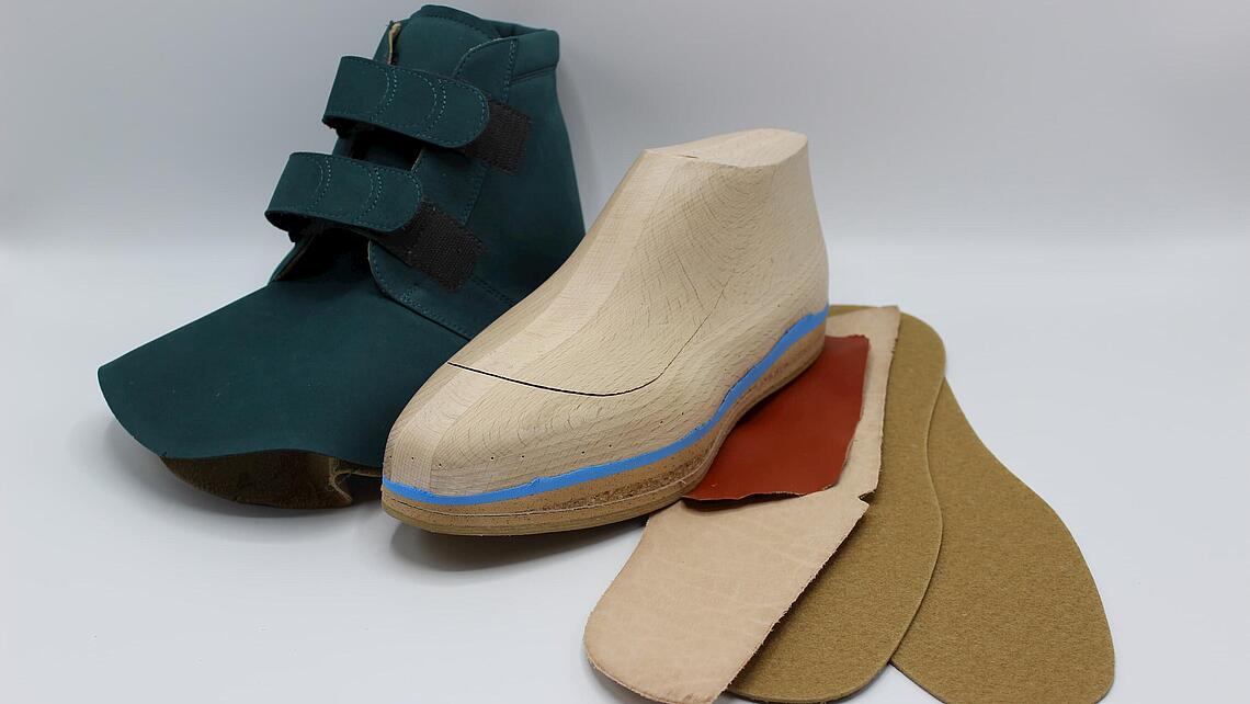 Einzelteile zur Fertigung eines Maßschuhs