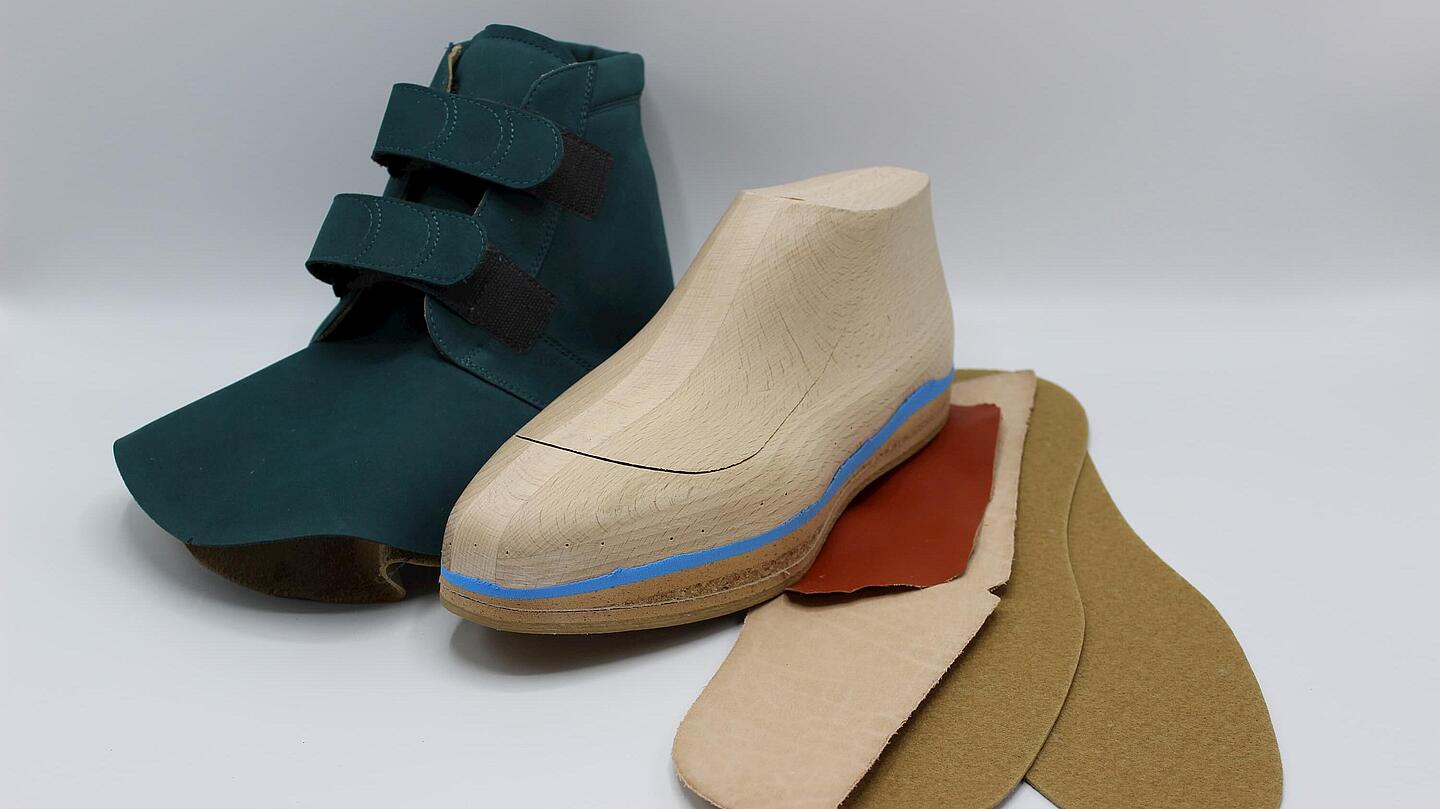 Einzelteile zur Fertigung eines Maßschuhs