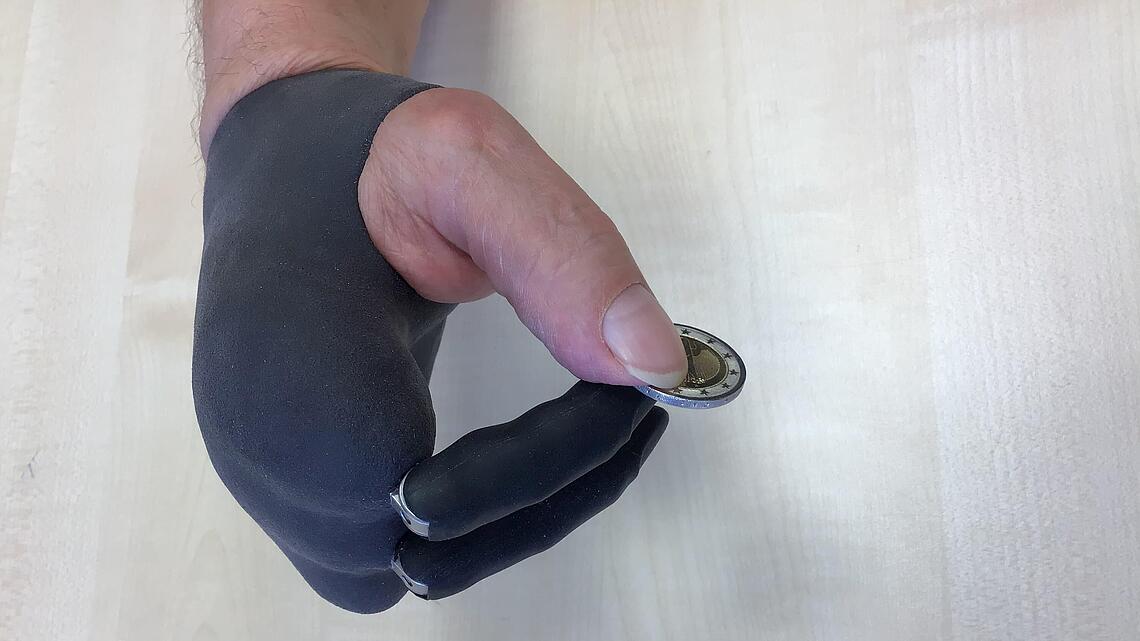 Teilhandprothese, die eine Münze hält
