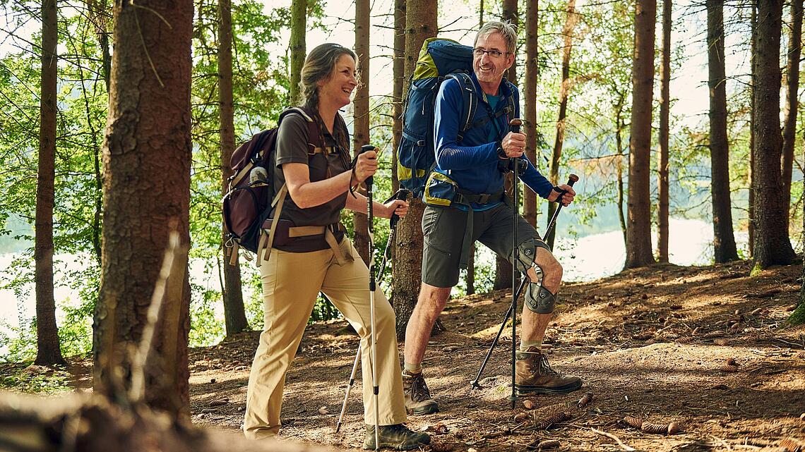 Wanderung im Wald mit Mann mit Knieorthese Unloader One X und Stöcken, © Copyrights by Össur hf
