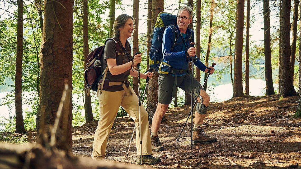 Wanderung im Wald mit Mann mit Knieorthese Unloader One X und Stöcken, © Copyrights by Össur hf