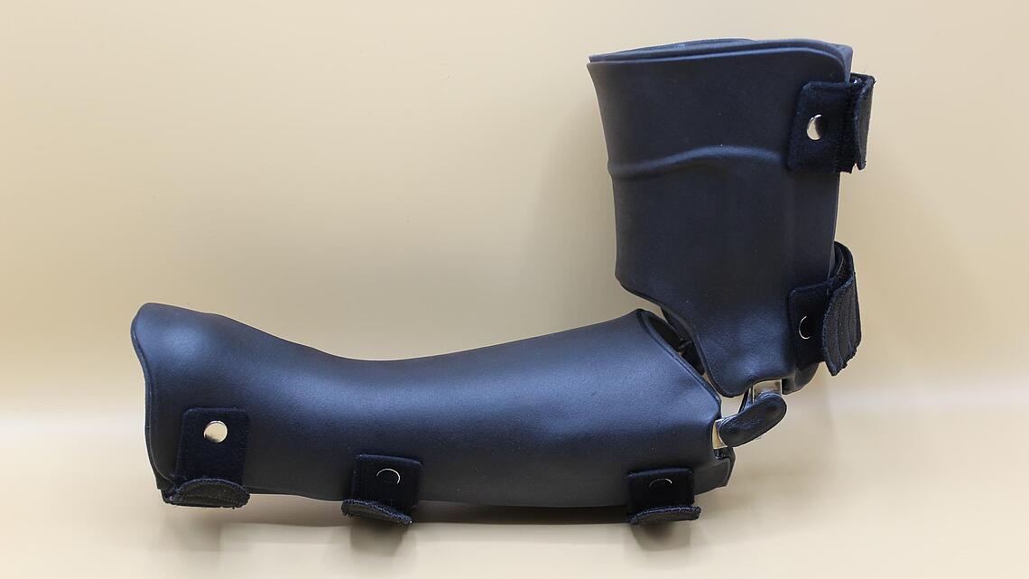 schwarze Oberarm-Unterarm-Hand-Orthese nach Maß aus dem 3D-Drucker