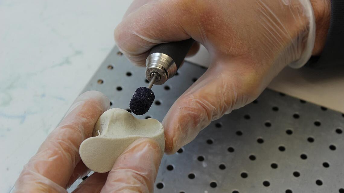 Schleifen und Formen einer Zehenkorrekturorthese 