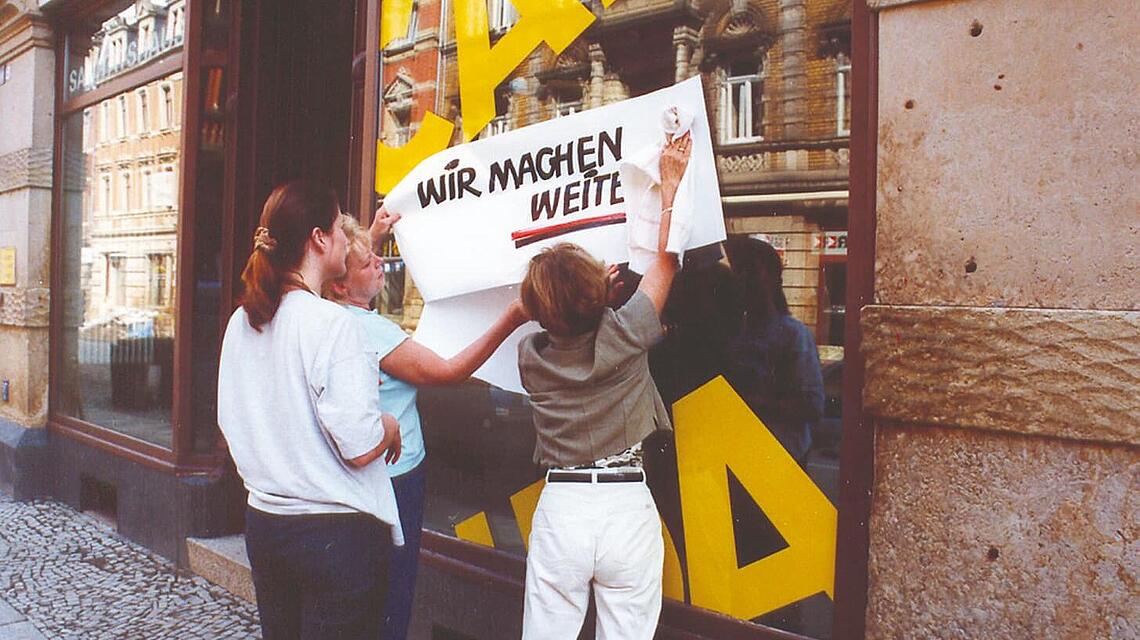 Beklebung des Schaufensters am Vital-Sanitätshaus Pirna "wir machen weiter" nach dem Elbe-Hochwasser 2002