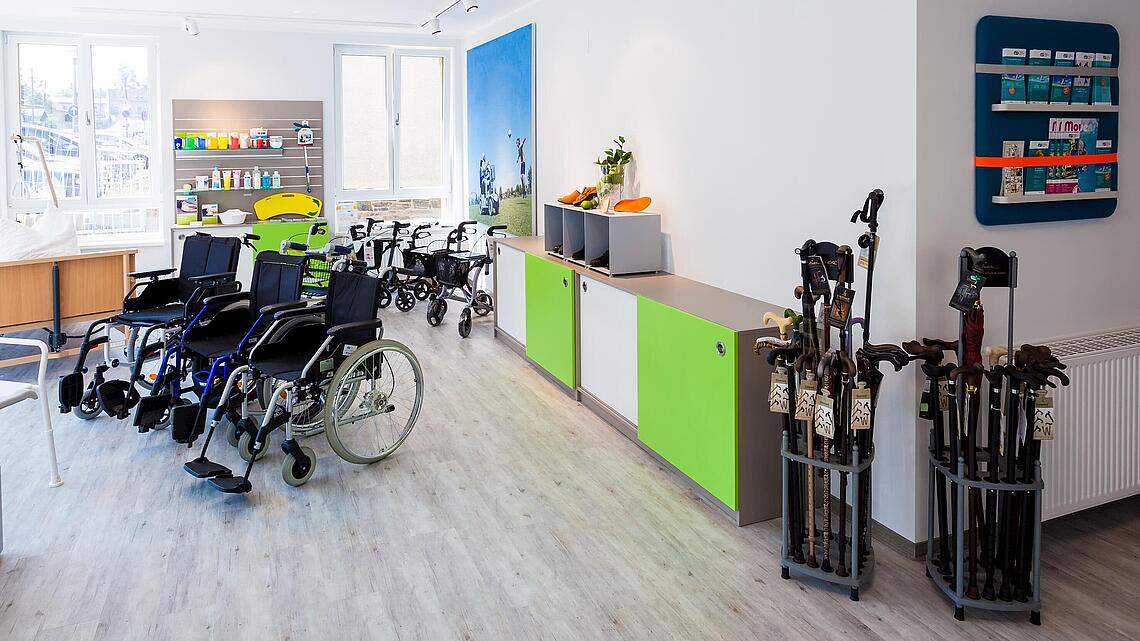 Ausstellung der Hilfsmittel Stöcke, Rollatoren und Rollstühle