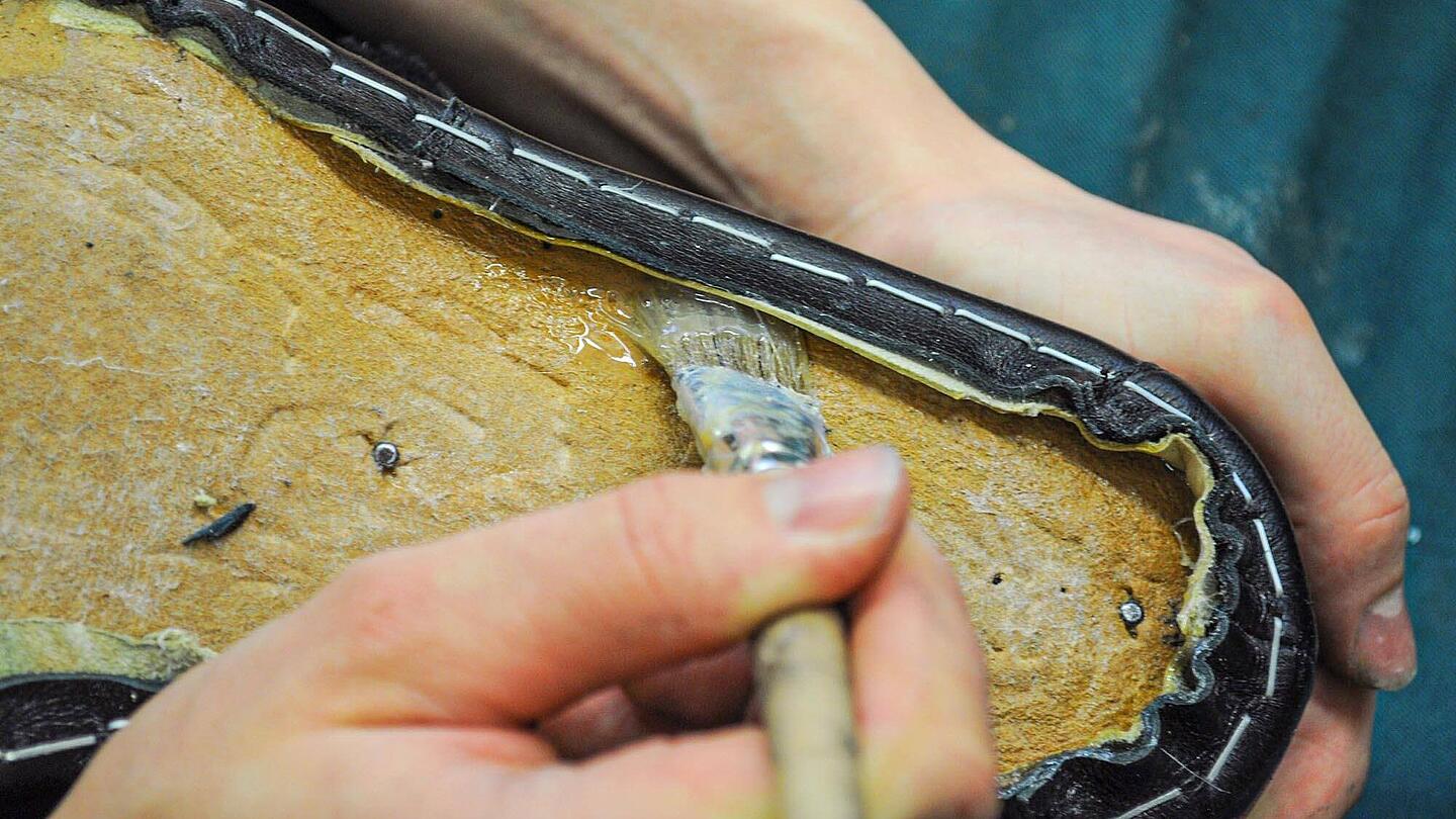 Schuhsohle wird verleimt