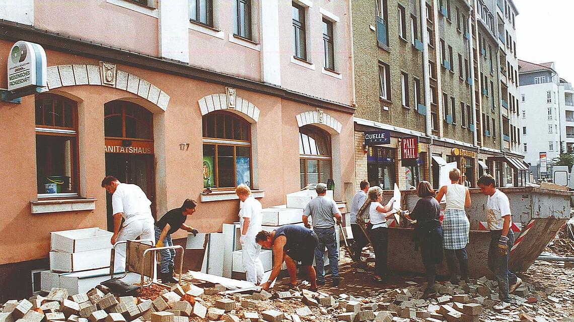 Aufräumen in und an unserer Filiale Freital nach dem Elbe-Hochwasser 2002
