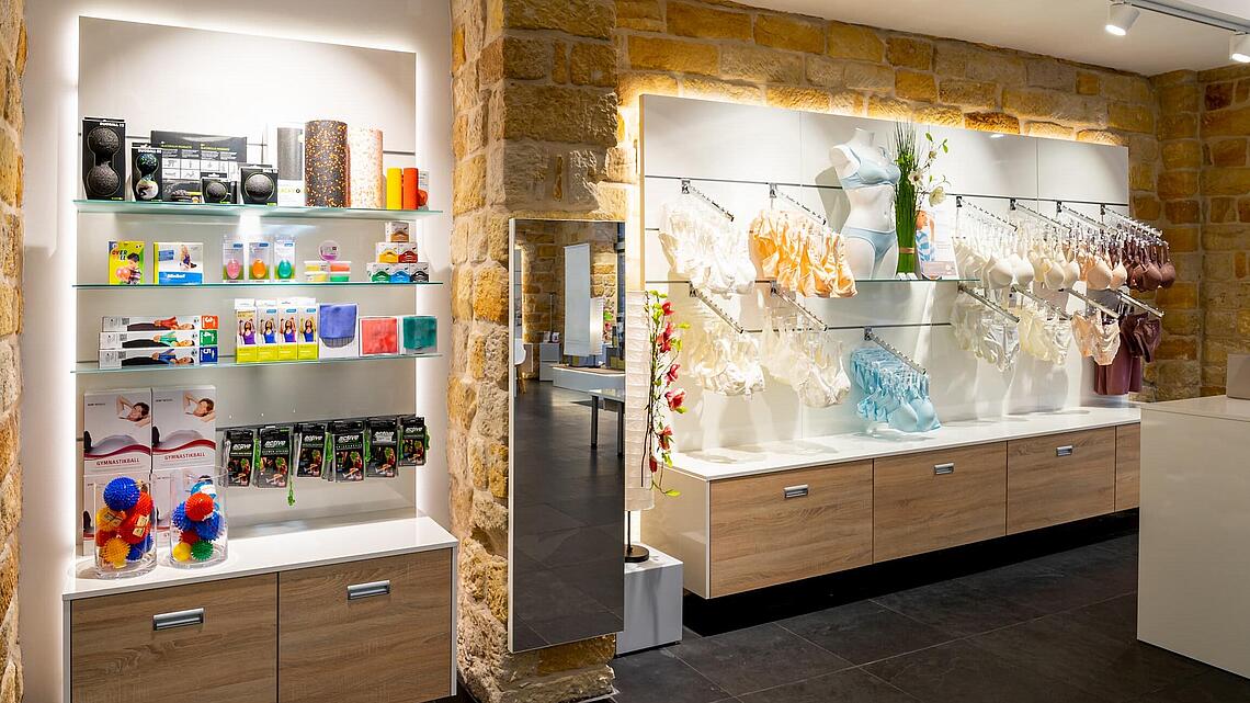 Innenansicht des Sanitätshauses in der Bautzner Straße in Dresden mit dem Sortiment an Wäsche und Fitnesshelfer