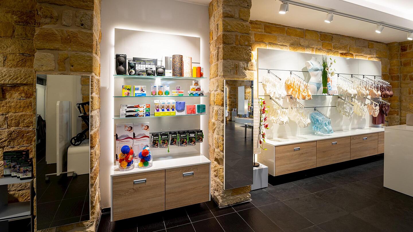 Innenansicht des Sanitätshauses in der Bautzner Straße in Dresden mit dem Sortiment an Wäsche und Fitnesshelfer