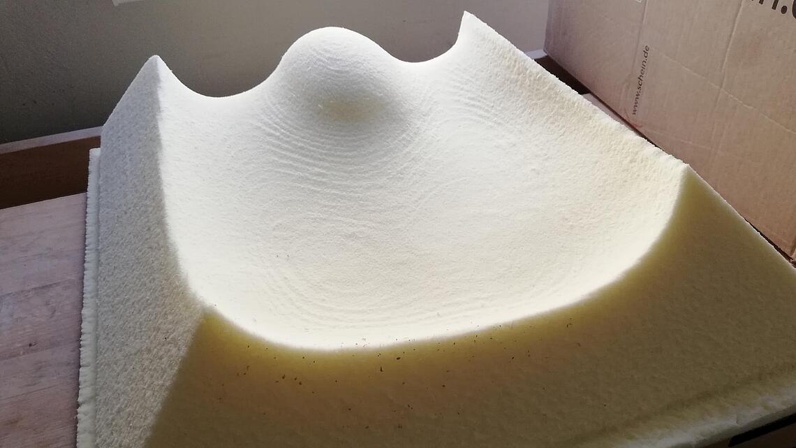 Sitzschale aus Schaumstoff als Ergebnis eines Fräsauftrags