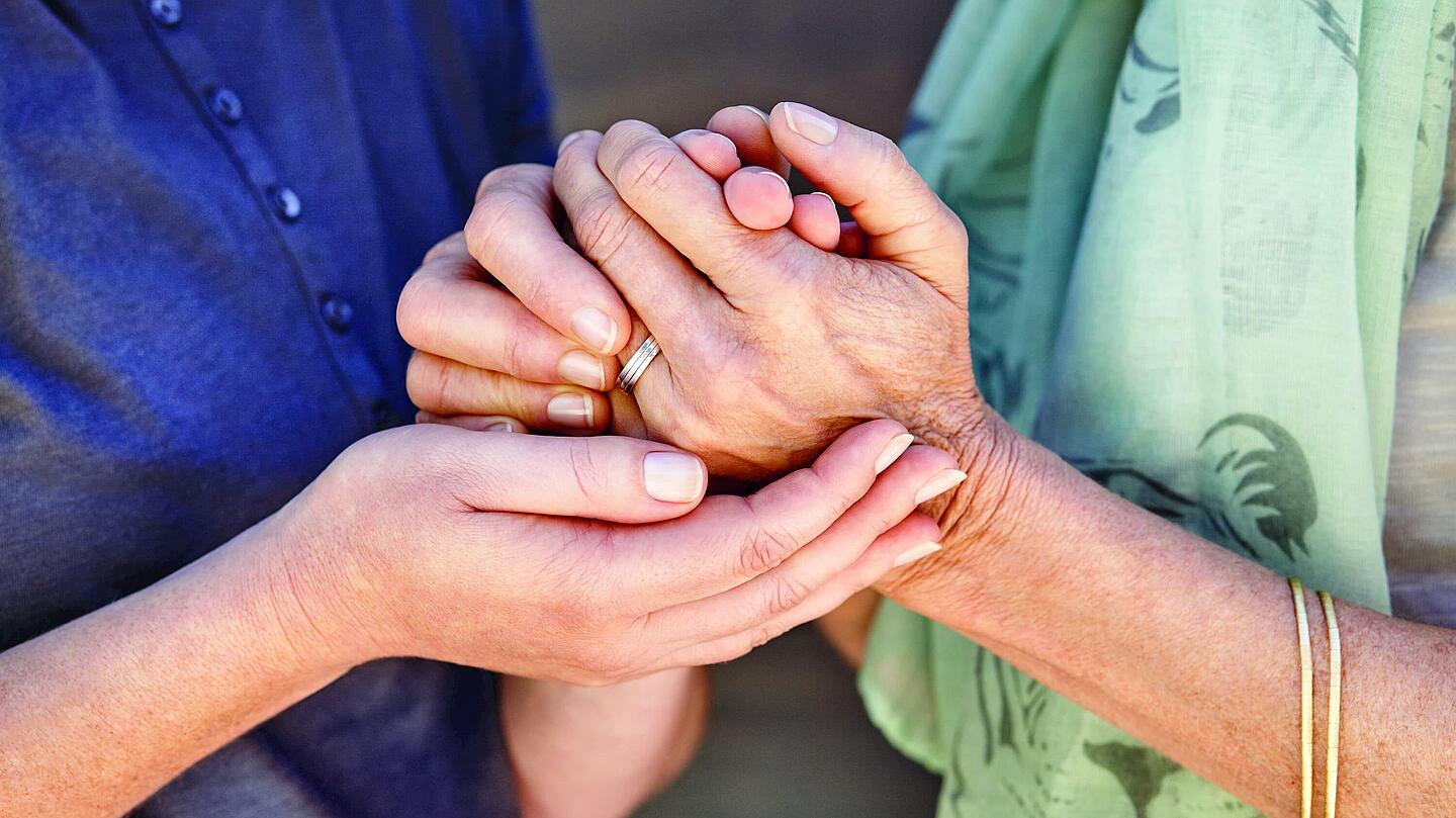 zwei Personen halten sich die Hände, Copyright: Amoena Medizin-Orthopaedie-Technik GmbH