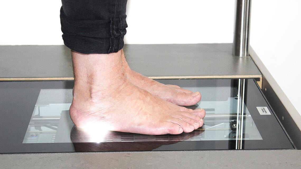 Füße auf Fußbett-Scanner