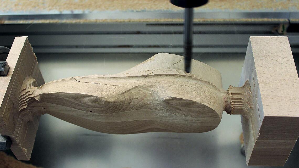 Schuhleisten aus Holz im Endstadium der Fräsarbeit