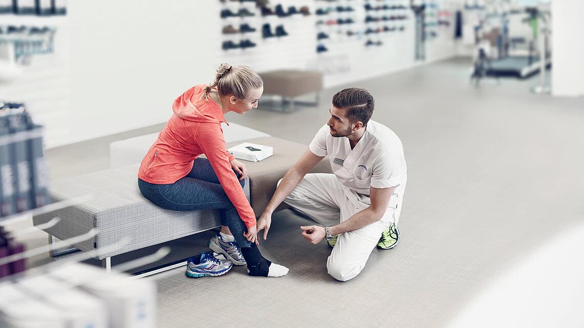 Anprobe im Schuhladen mit Orthese am Fuß, © Copyrights by Össur hf