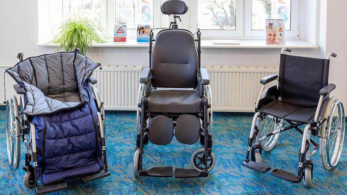 Ausstellung verschiedener Rollstühle auch mit Sitzsack für kältere Tage