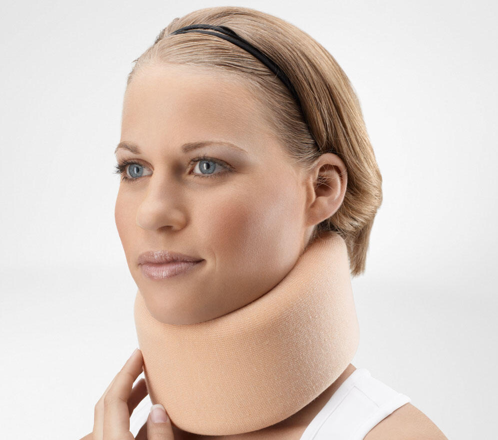 Frau mit Halsorthese - Cervicalorthese, Quelle: Bauerfeind AG, Zeulenroda Frau mit Halsorthese aus Schaumstoff, Quelle: Bauerfeind AG, Zeulenroda