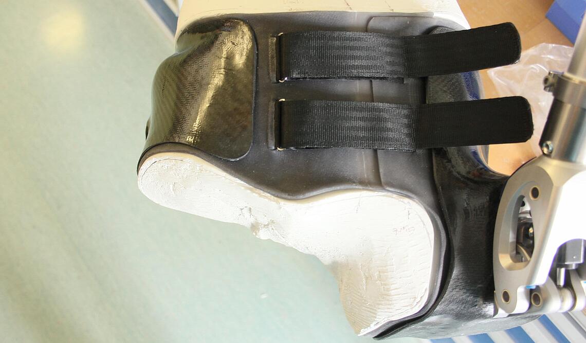 Innenschaft aus schwarzem Silikon für eine Hüftexartikulationprothese