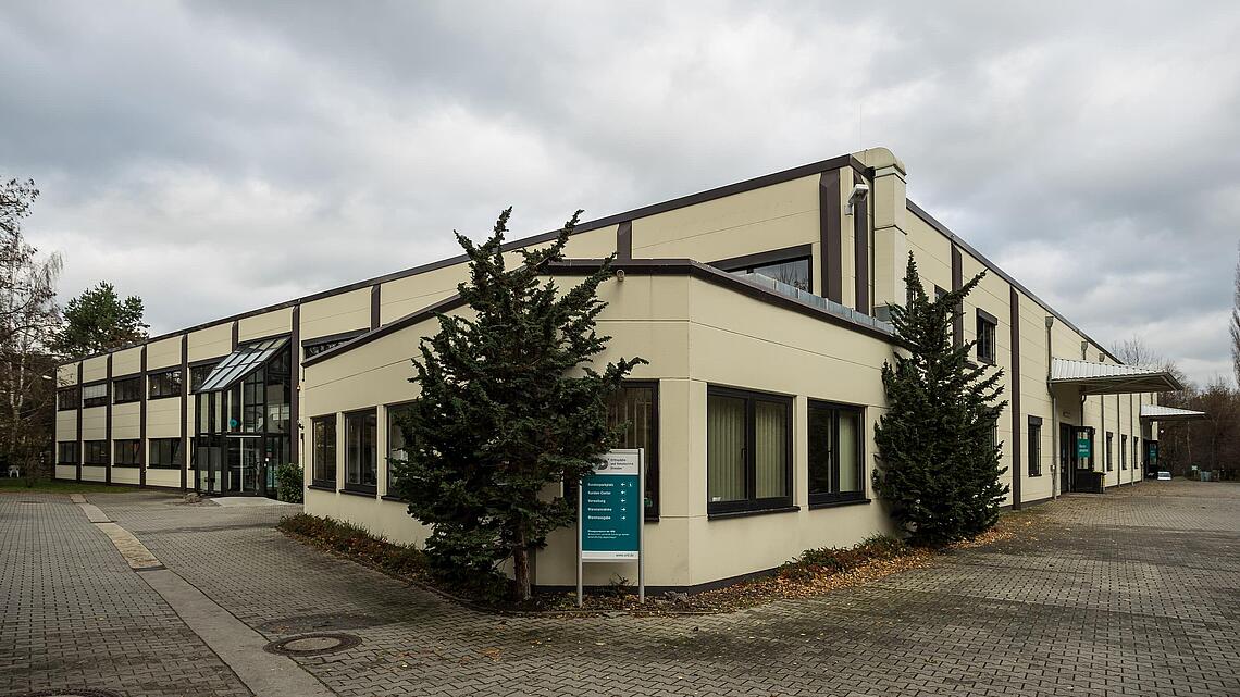 Ansicht unseres Standorts für den Rehatechnik- und Home-Care-Service auf der Karl-Marx-Straße in Dresden von außen