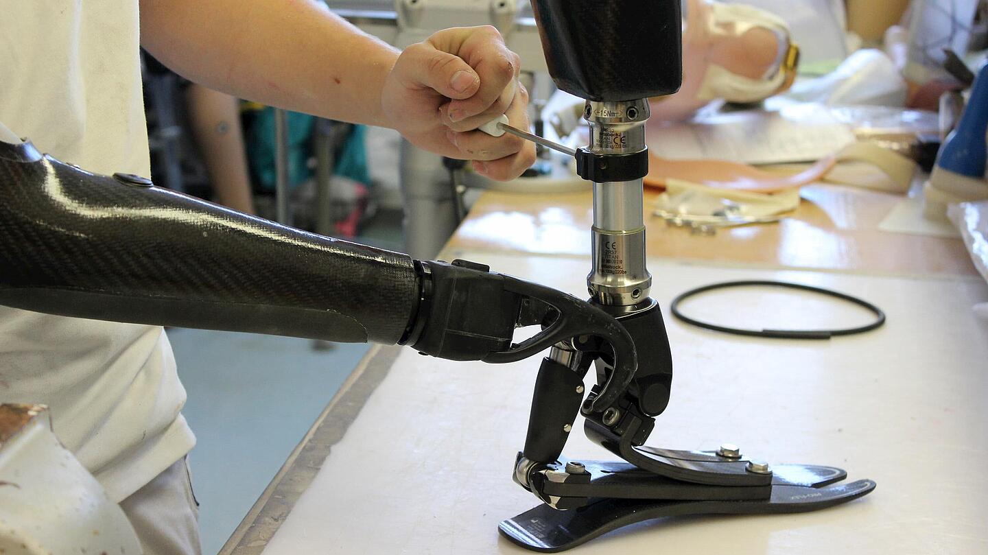 Unterarmprothese mit Greifer, der Unterschenkel-Prothese zum Schrauben hält