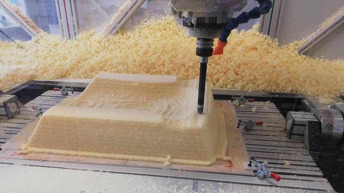 aus einem Schaumstoffblock wird eine Sitzschale gefräst