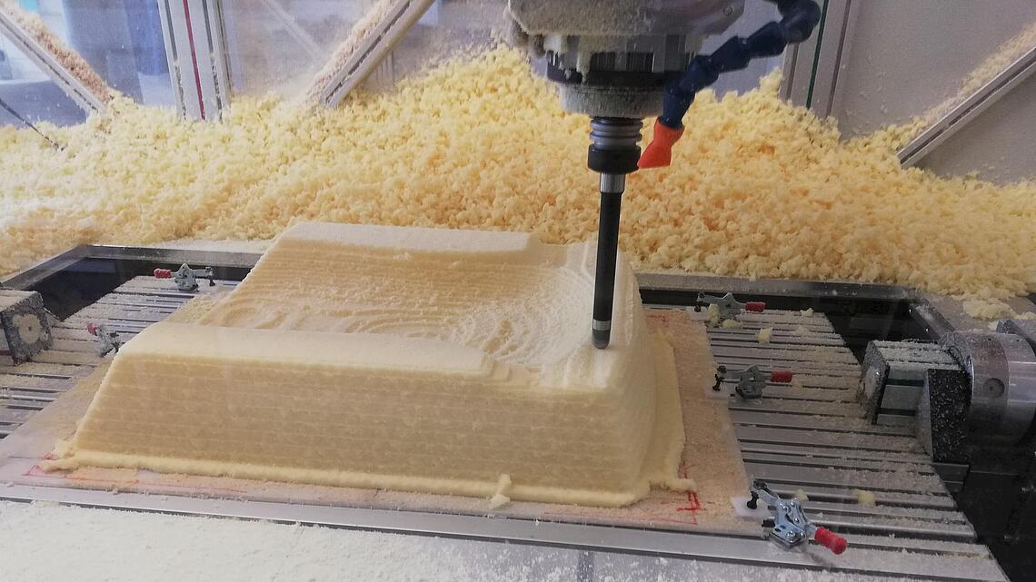 aus einem Schaumstoffblock wird eine Sitzschale gefräst