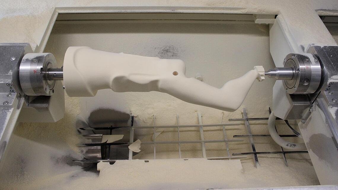fertig gefräster Schaft aus Schaumstoff als Vorlage für eine neue Prothese