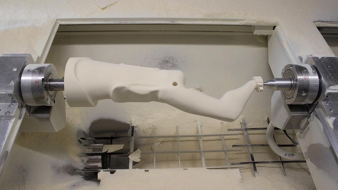 fertig gefräster Schaft aus Schaumstoff als Vorlage für eine neue Prothese