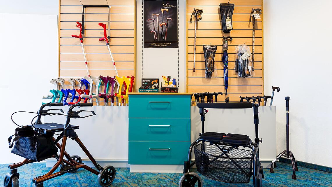 Ausstellung der Hilfsmittel Stöcke, Gehhilfen und Rollatoren