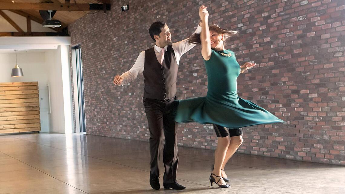 Paartanz bei dem die Frau eine Orthese an der Hüfte hat, © Copyrights by Össur hf