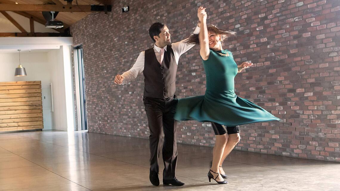 Paartanz bei dem die Frau eine Orthese an der Hüfte hat, © Copyrights by Össur hf
