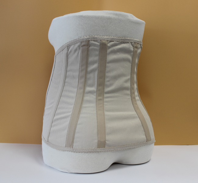 Rückenansicht eines Stützmieders nach Schanz mit vertikal verlaufenden Metallverstärkungsstäben