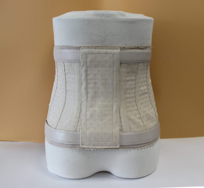 Rückenansicht eines Überbrückungsmieders zur Fixierung des Rumpfes durch eine H-Rahmenkonstruktion